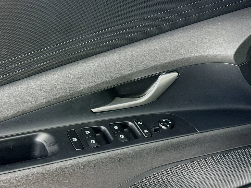 Certified 2025 Hyundai Elantra SE image 17