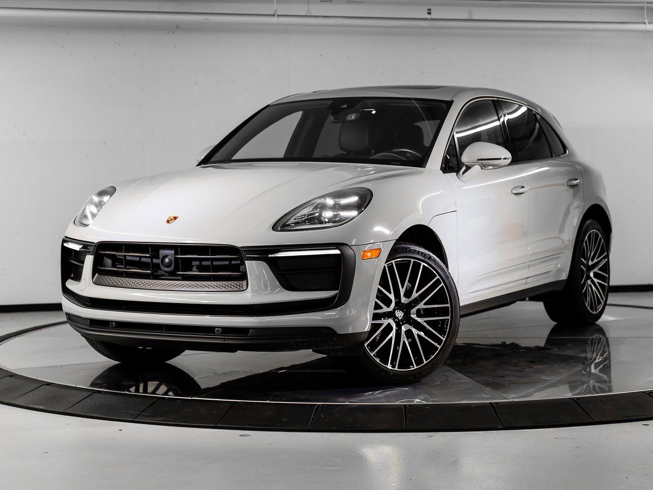 Certified 2023 Porsche Macan image 1