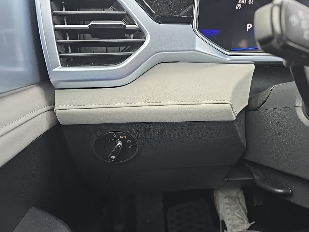 Used 2025 Volkswagen Taos SE image 17