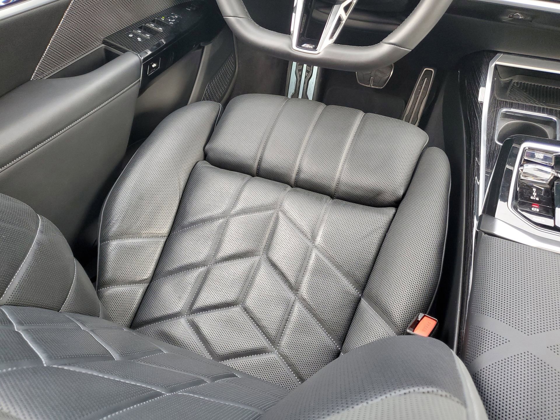 Used 2024 BMW 760i xDrive w/ Premium Package image 15