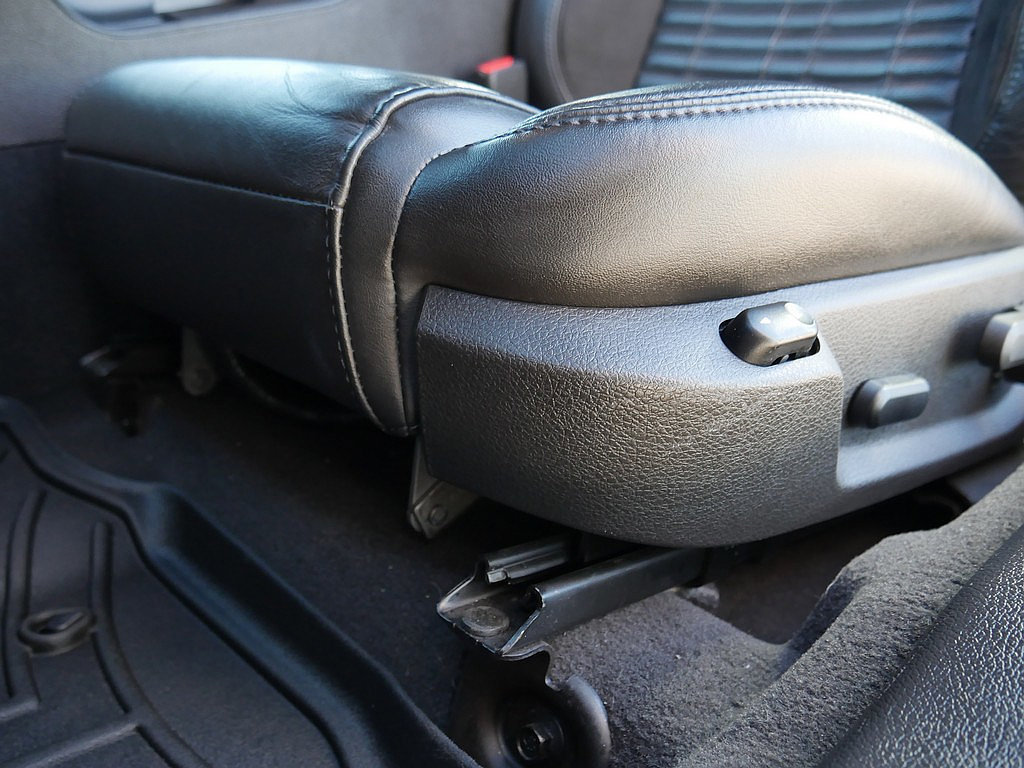 Used 2010 Ford Mustang Shelby GT500 RWD image 13