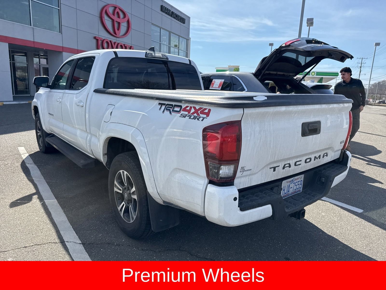 Used 2018 Toyota Tacoma TRD Sport w/ Technology Package image 10