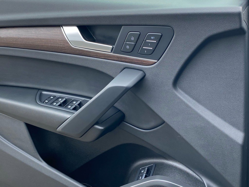 Used 2024 Audi Q5 e Premium w/ Convenience Package image 19