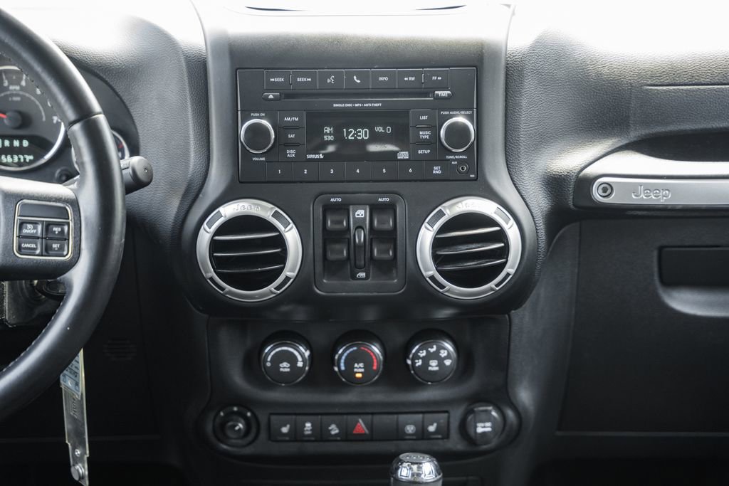 Used 2017 Jeep Wrangler Unlimited Rubicon w/ Cold Weather Group image 18