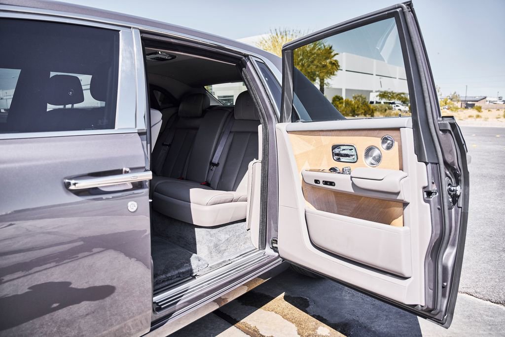 Used 2025 Rolls-Royce Phantom Sedan RWD image 32