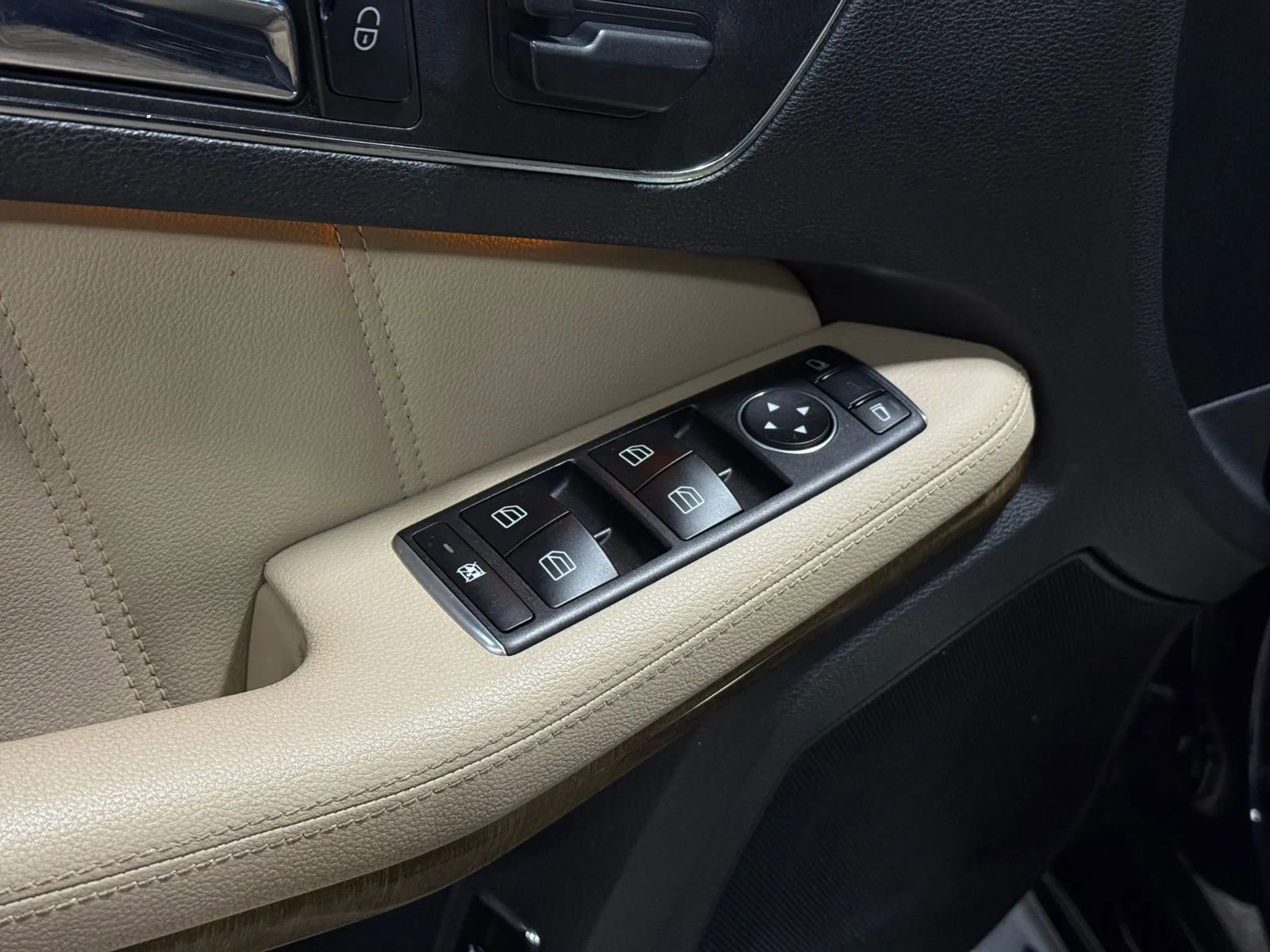 Used 2010 Mercedes-Benz E 350 E 350 4MATIC Sedan 4D image 11