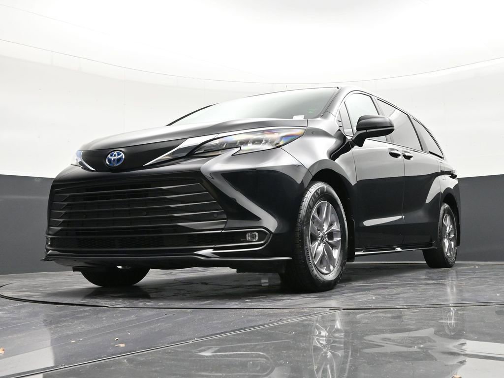 Used 2025 Toyota Sienna XLE w/ XLE Plus Package image 21
