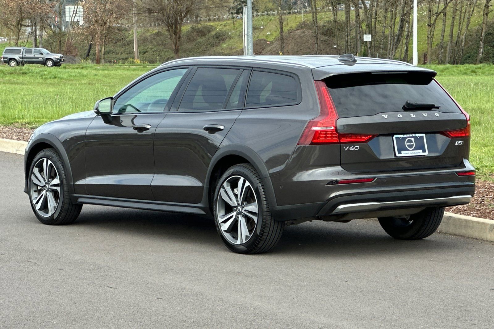 Used 2025 Volvo V60 B5 Cross Country Plus image 5