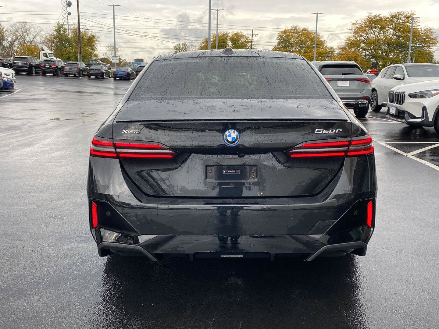 Used 2025 BMW 550e xDrive w/ Premium Package AWD/4WD image 4