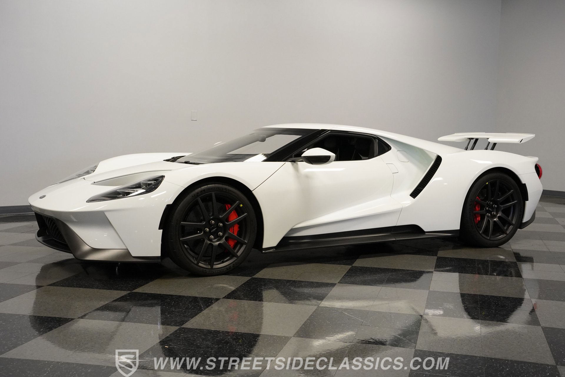 Used 2017 Ford GT RWD image 6