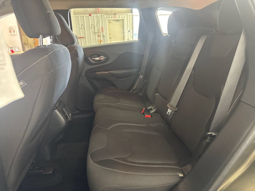 Used 2015 Jeep Cherokee Latitude w/ Comfort/Convenience Group AWD/4WD image 18