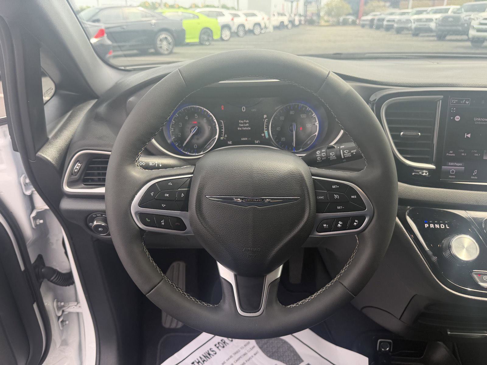 Used 2025 Chrysler Pacifica Select image 14