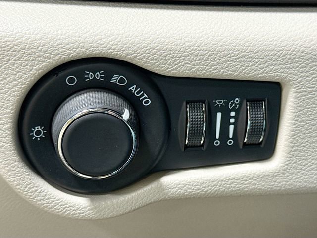 Used 2022 Chrysler Voyager LX image 12