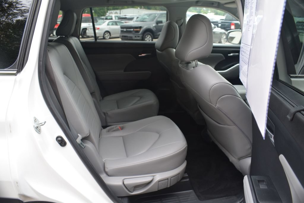 Used 2023 Toyota Highlander XLE AWD/4WD image 22