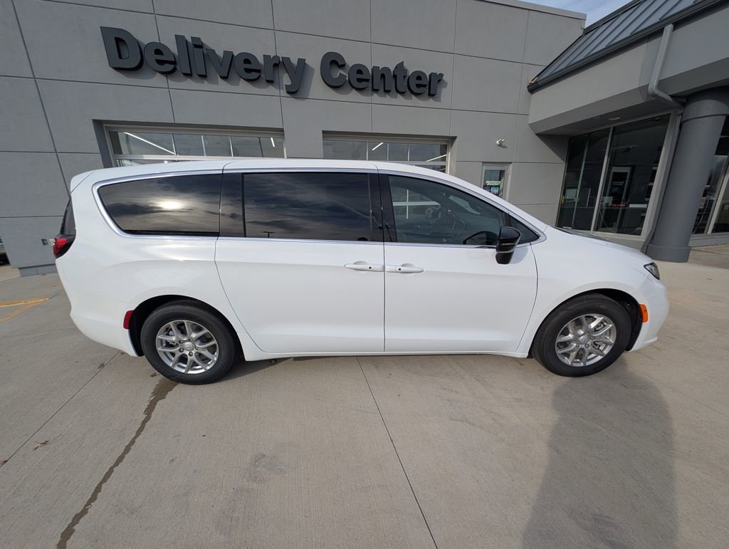 New 2026 Chrysler Pacifica Select image 5