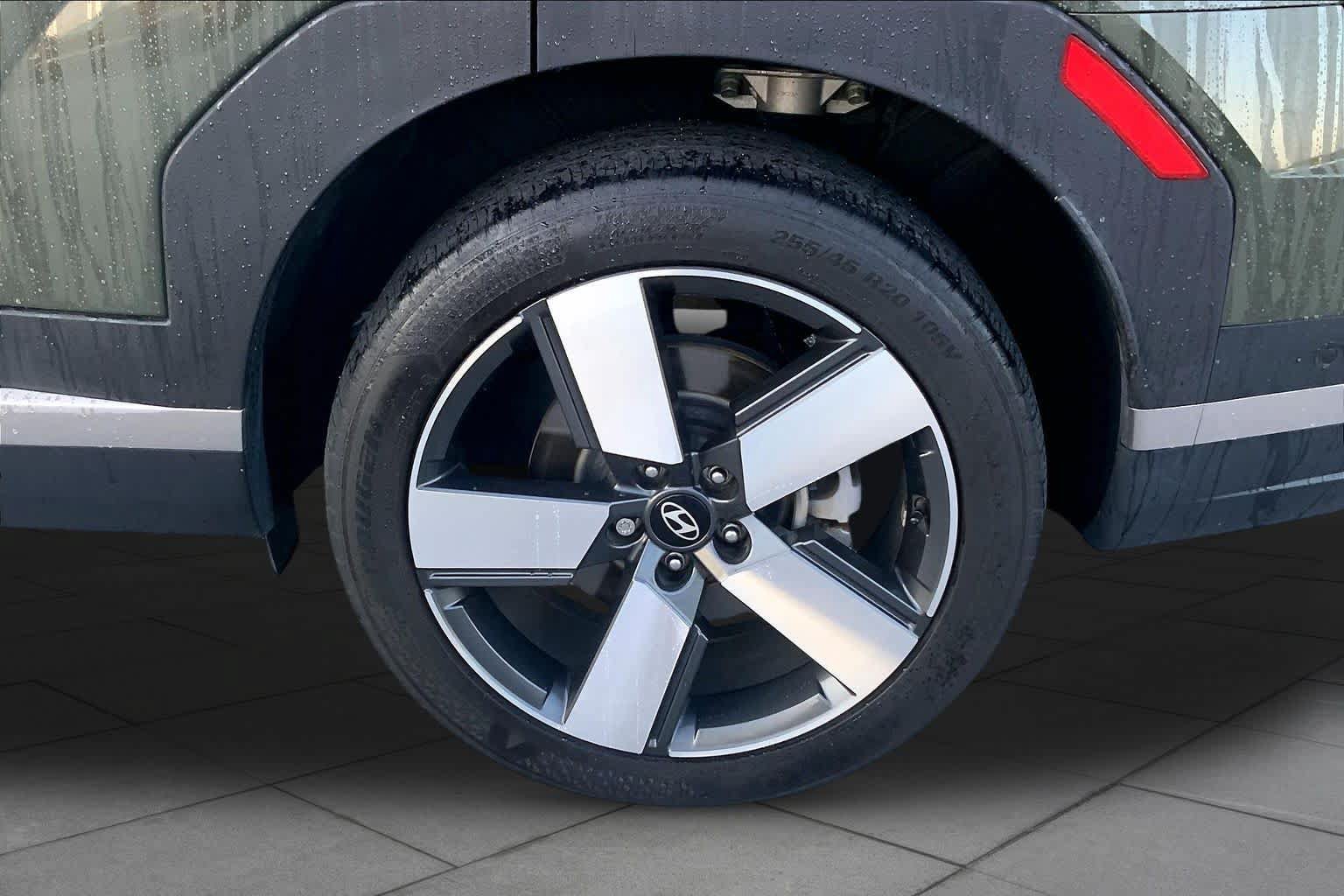Used 2024 Hyundai Santa Fe Limited FWD image 10