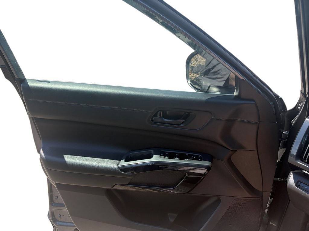 Used 2025 Nissan Pathfinder S FWD image 17