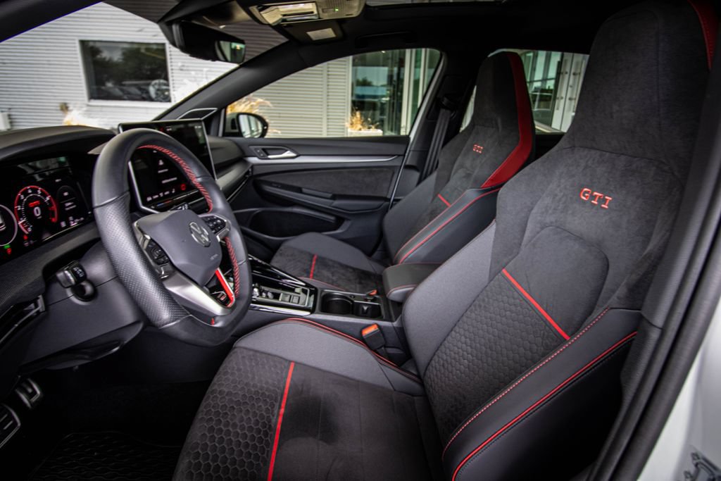 Used 2025 Volkswagen GTI SE FWD image 25