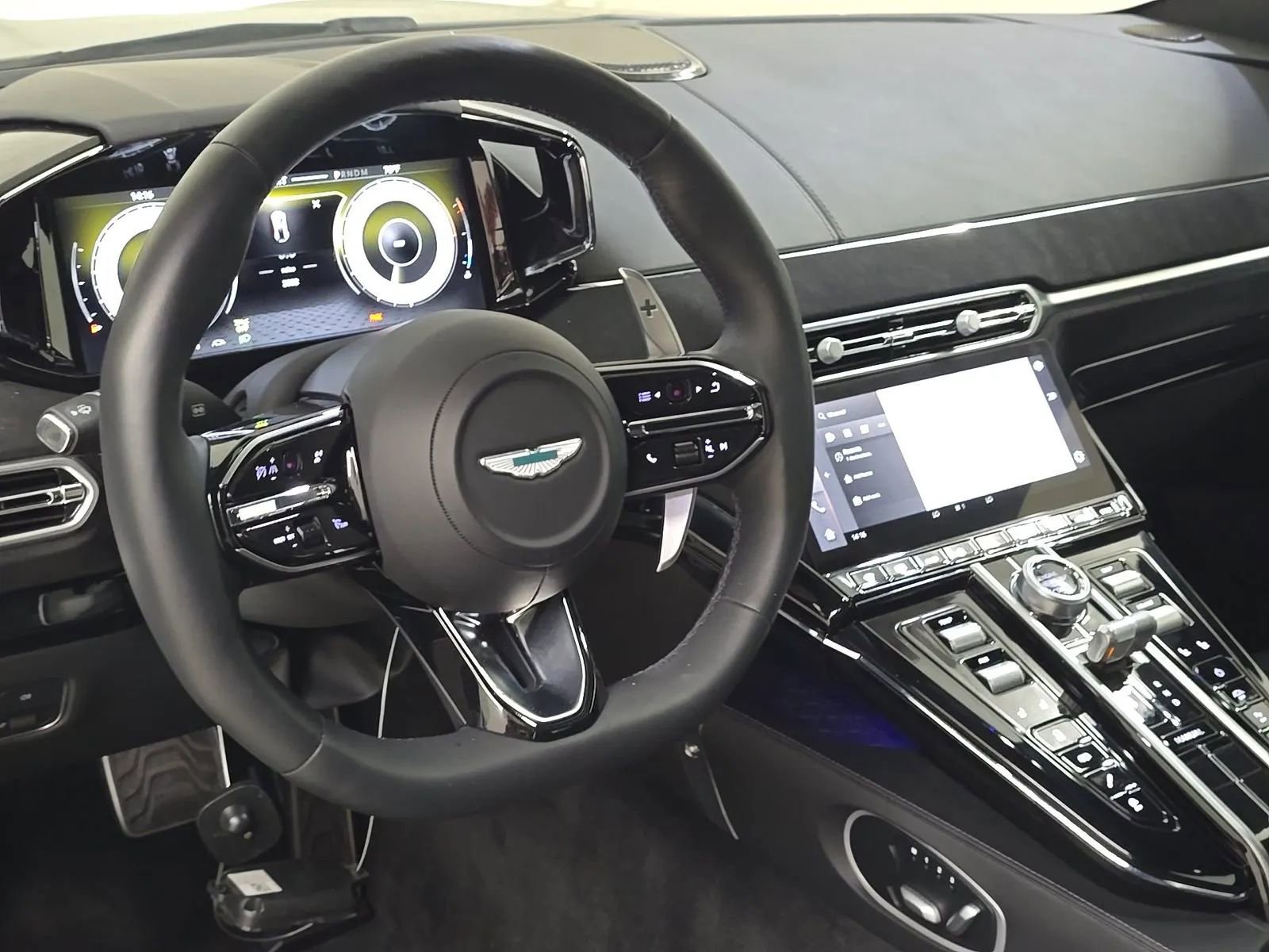 Used 2025 Aston Martin V8 Vantage Coupe RWD image 11