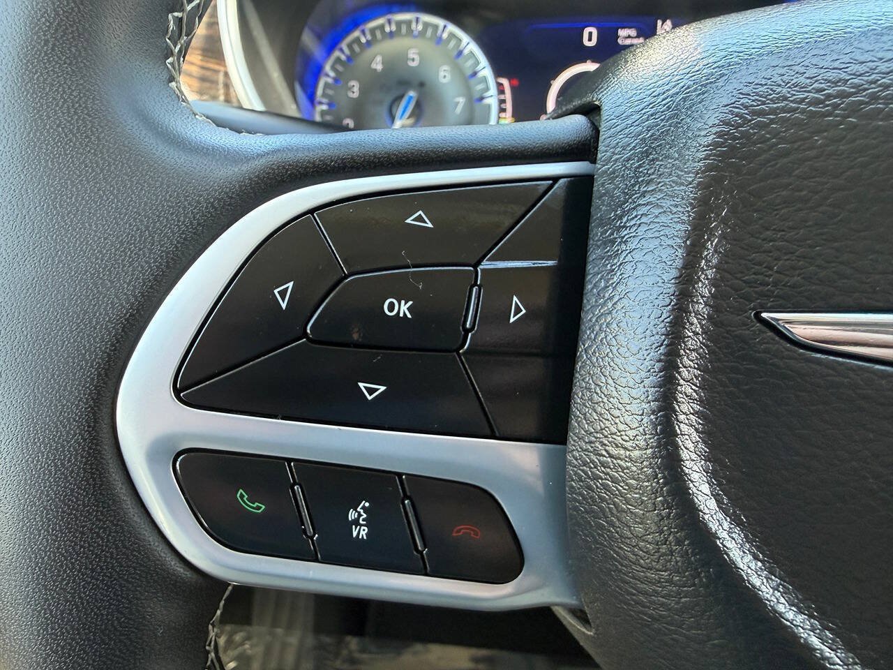 Used 2023 Chrysler Pacifica Limited FWD image 37