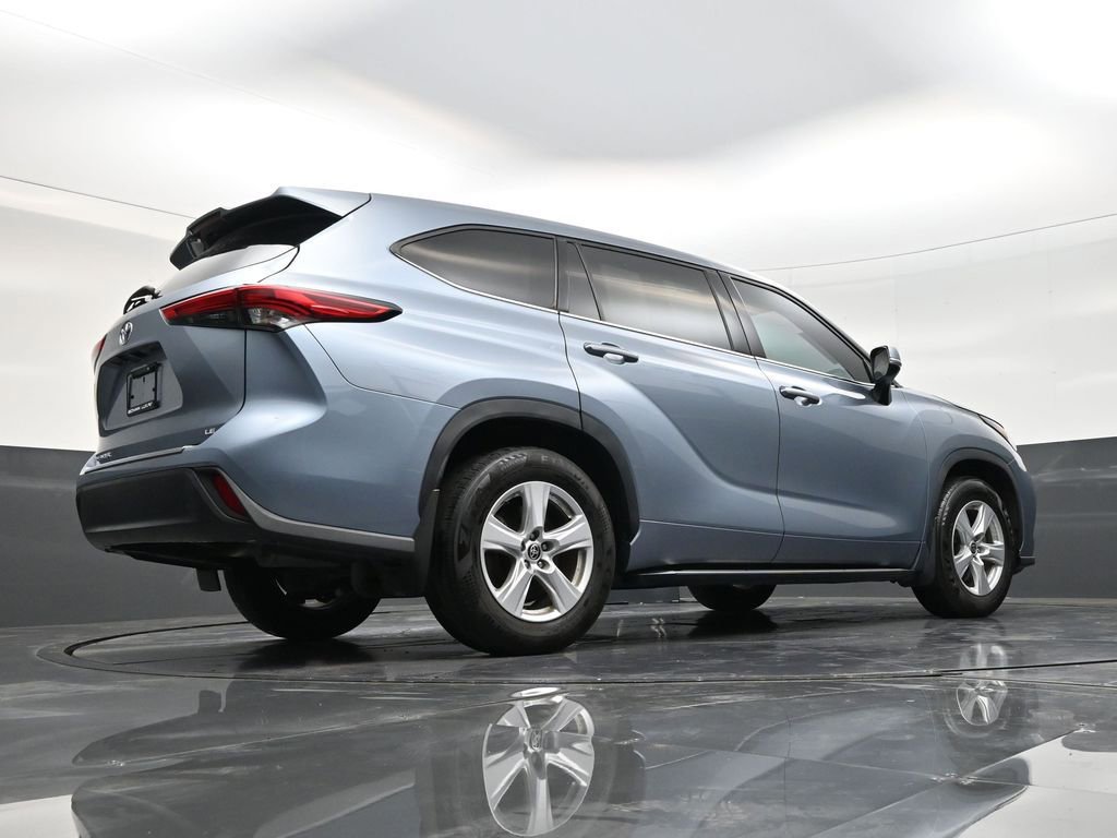 Used 2022 Toyota Highlander LE image 24
