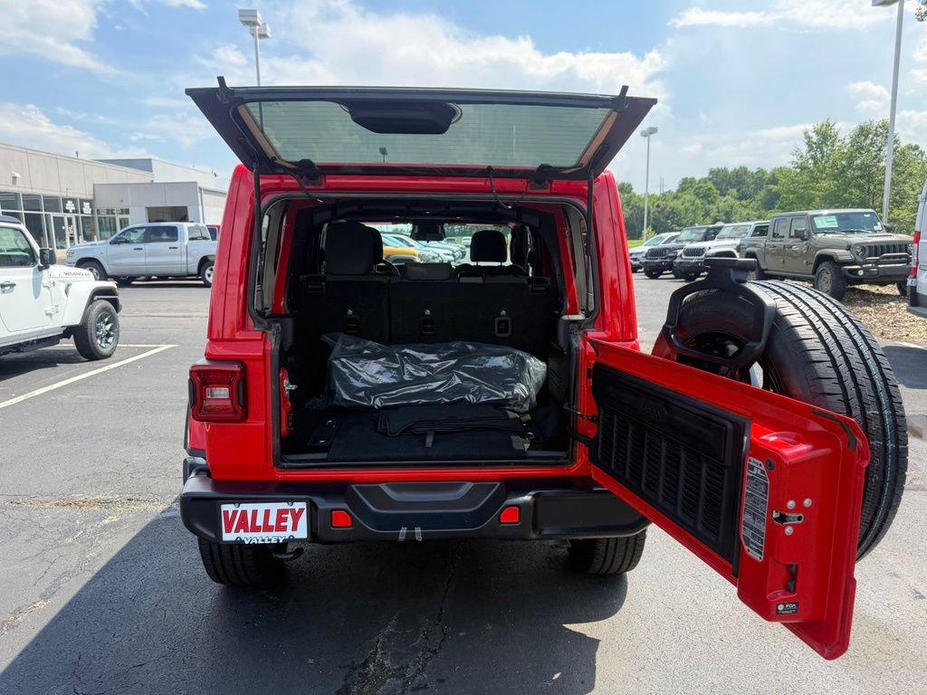 Used 2025 Jeep Wrangler Unlimited Sahara AWD/4WD image 42