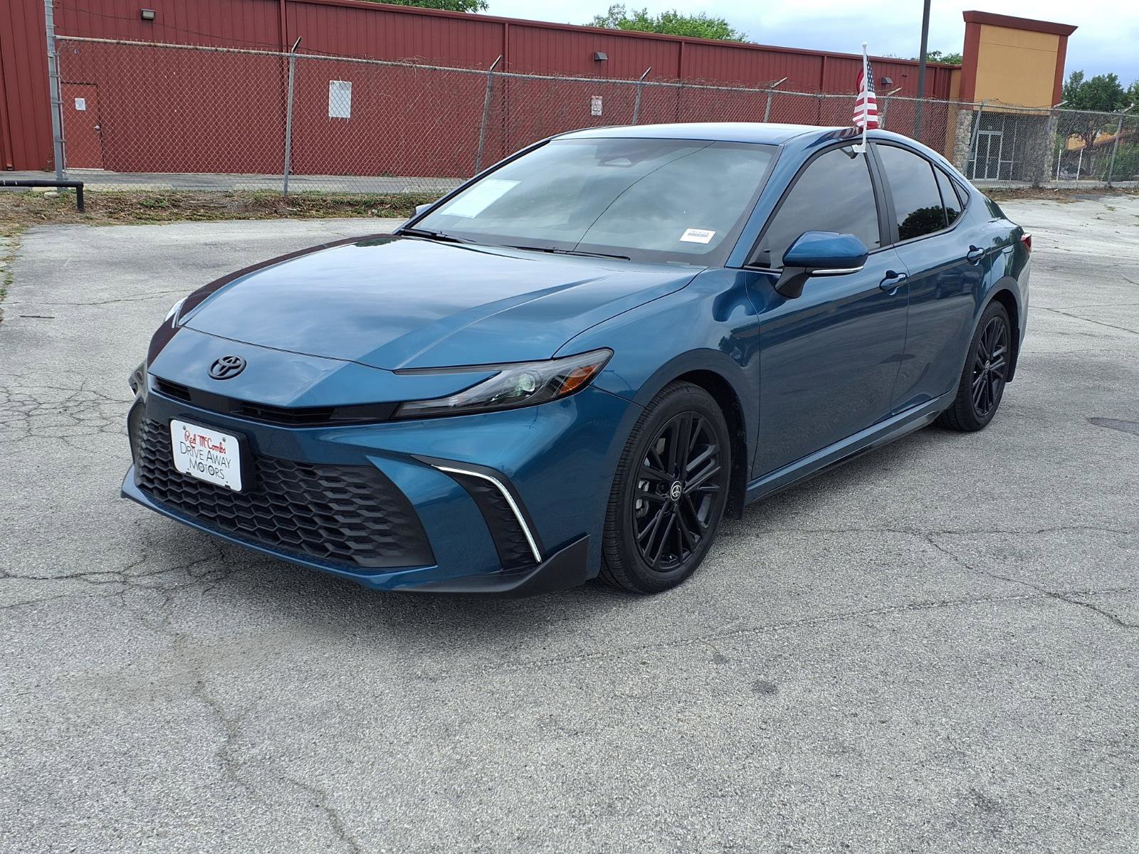 Used 2025 Toyota Camry SE w/ Convenience Package image 1