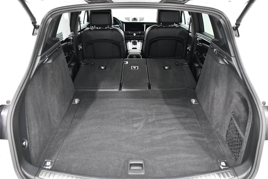 Used 2021 Porsche Macan AWD/4WD image 23