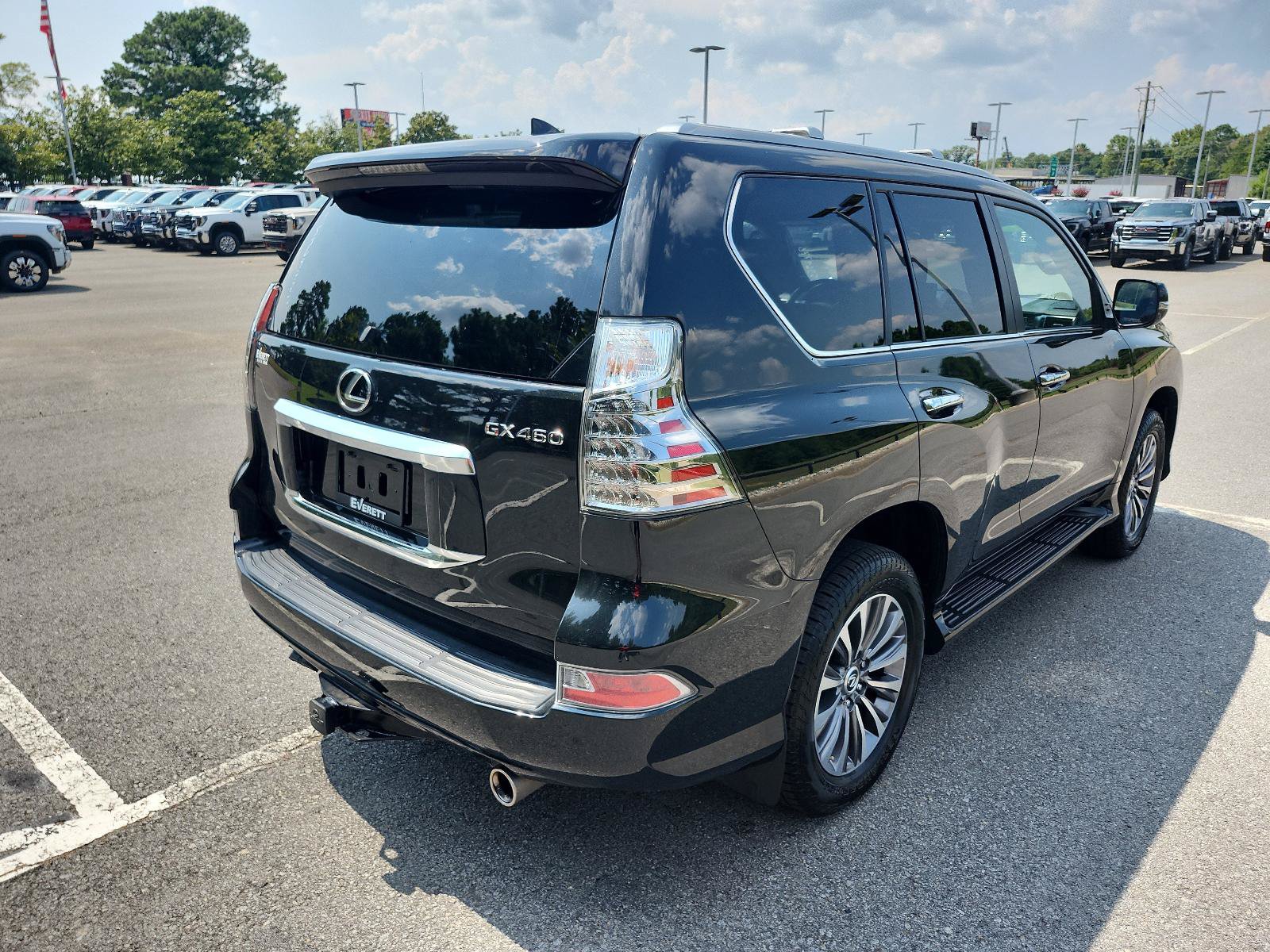 Used 2023 Lexus GX 460 Luxury w/ Accessory Package AWD/4WD image 3