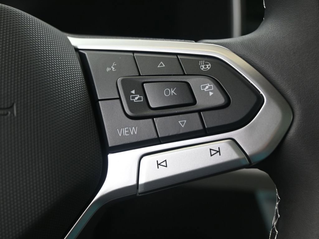 Used 2025 Volkswagen Taos SE w/ Panoramic Sunroof Package image 25