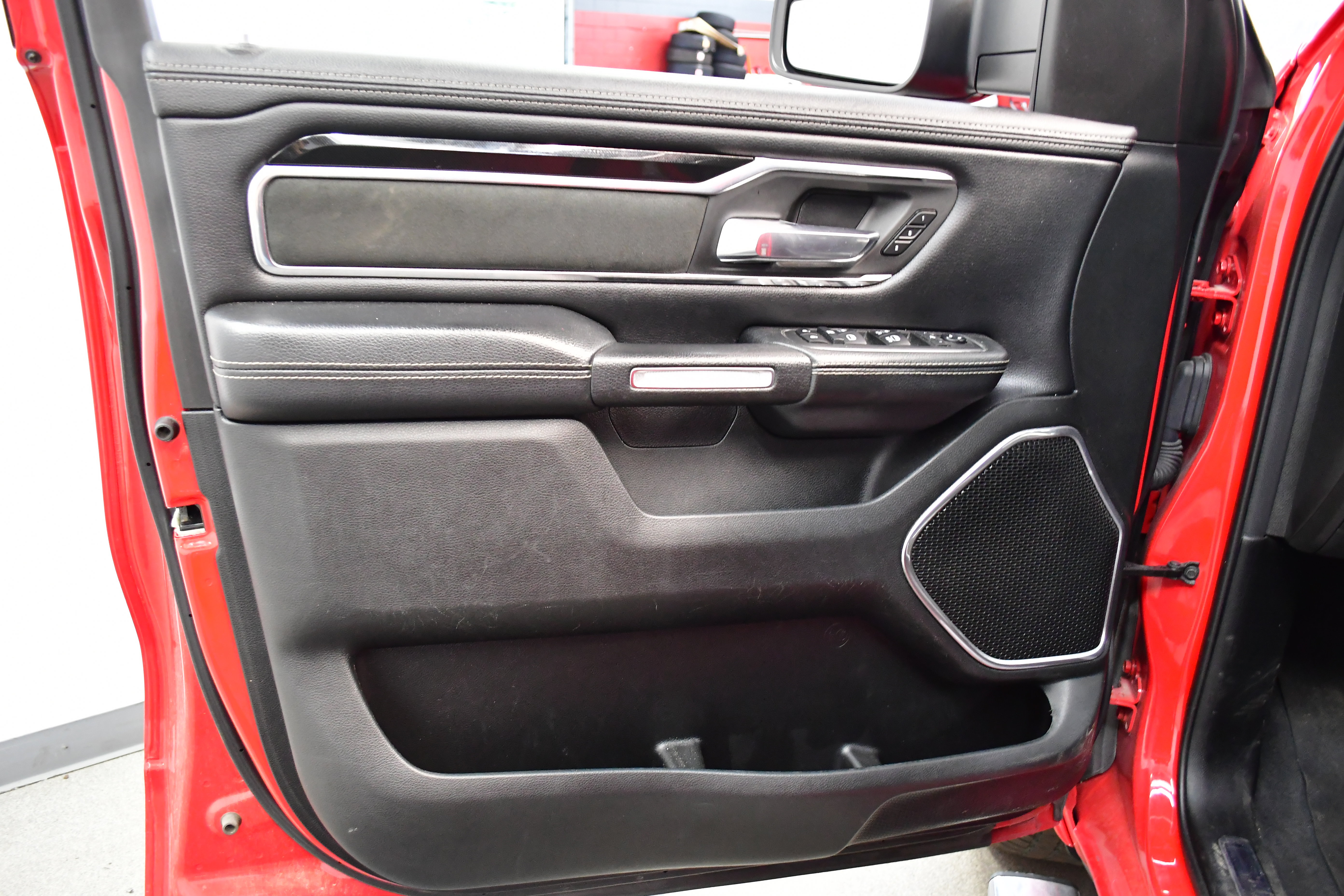 Used 2019 RAM 1500 Laramie w/ Sport Appearance Package AWD/4WD image 18