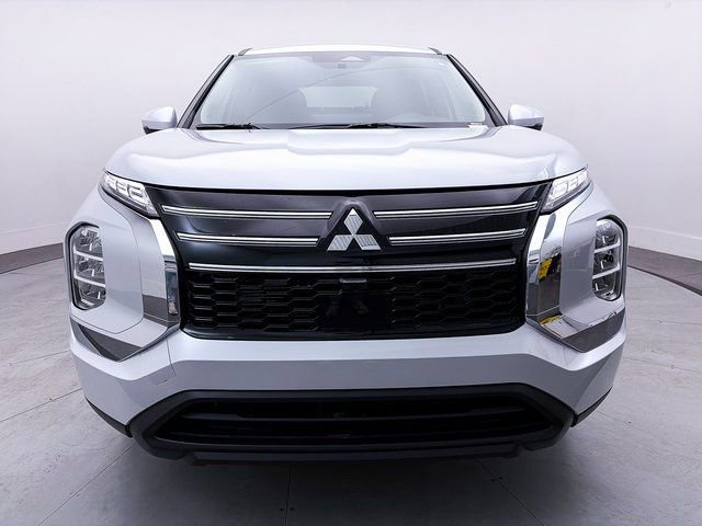 New 2025 Mitsubishi Outlander ES image 2