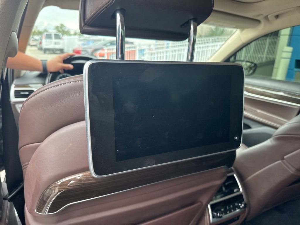 Used 2018 BMW 750i image 13