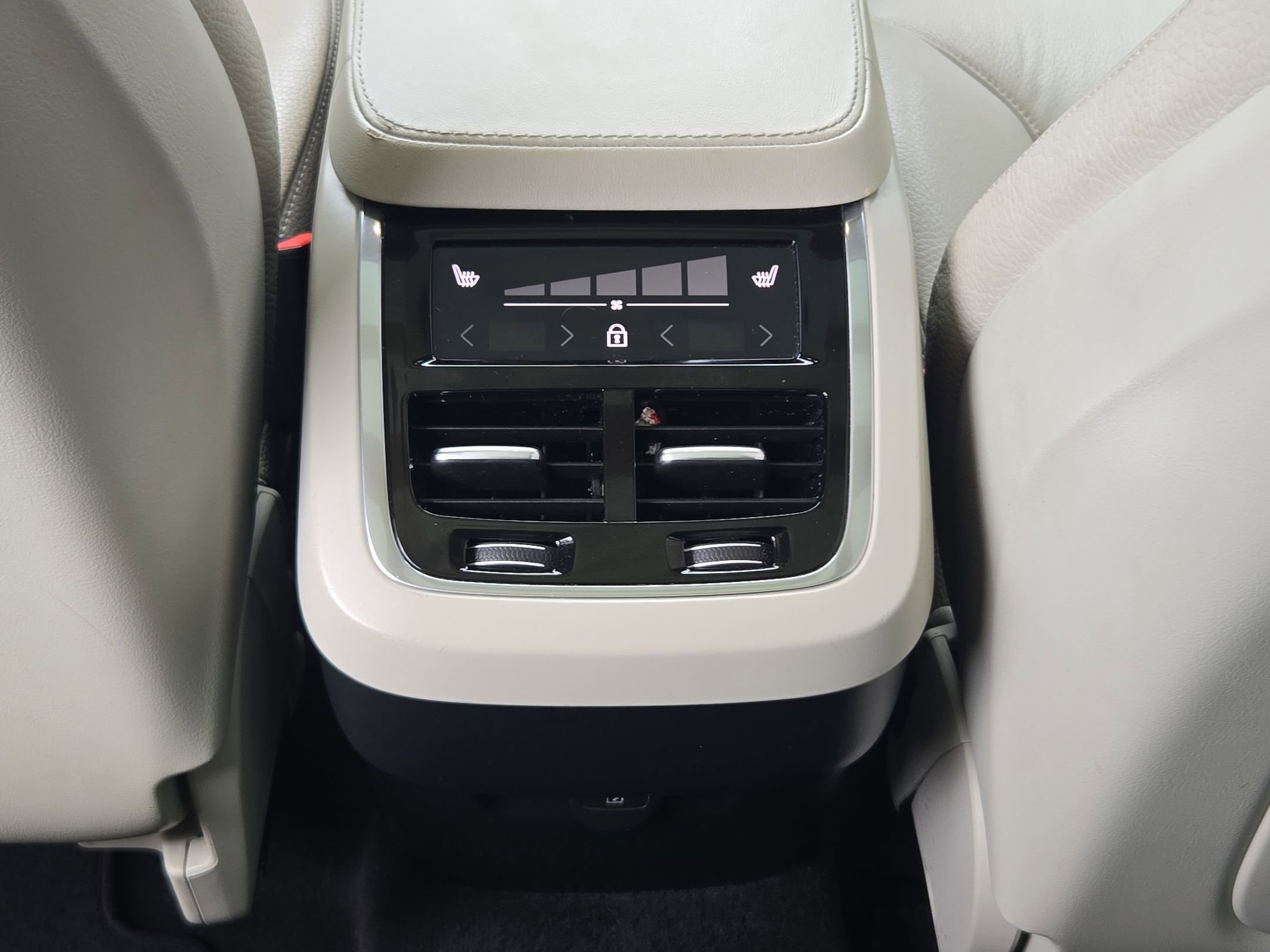 Used 2023 Volvo XC90 B6 Plus AWD/4WD image 23