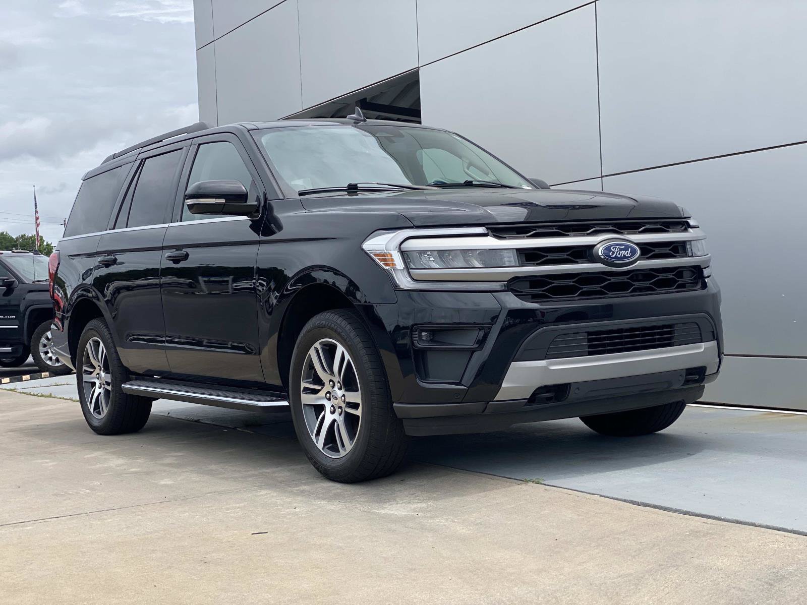 Used 2023 Ford Expedition XLT AWD/4WD image 1