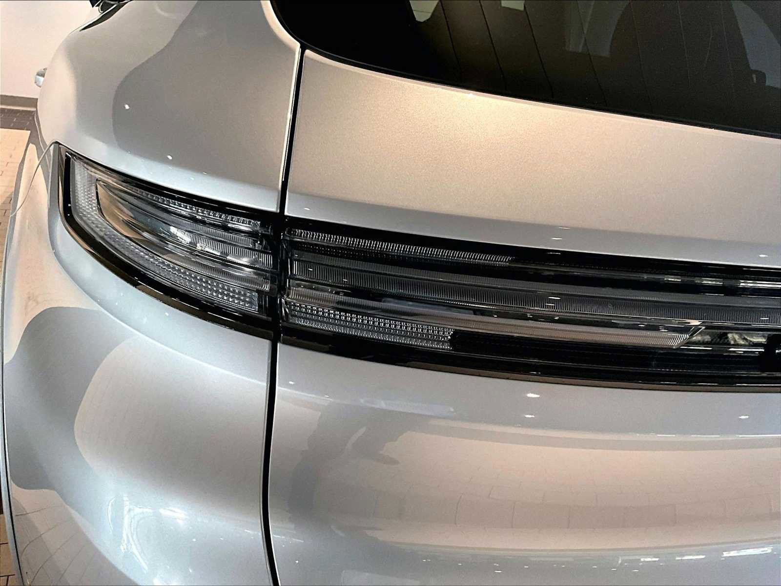 Used 2025 Porsche Cayenne GTS w/ Premium Package image 34