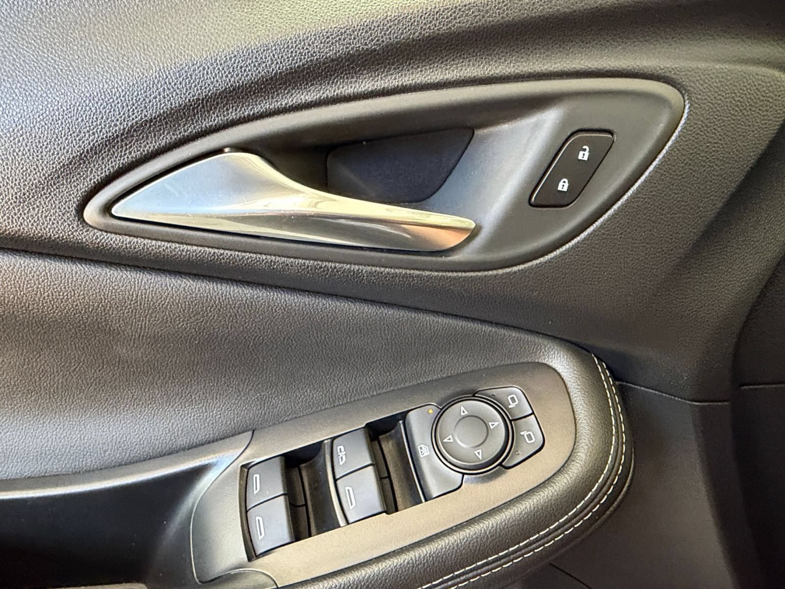 Used 2025 Buick Encore GX Preferred AWD/4WD image 18
