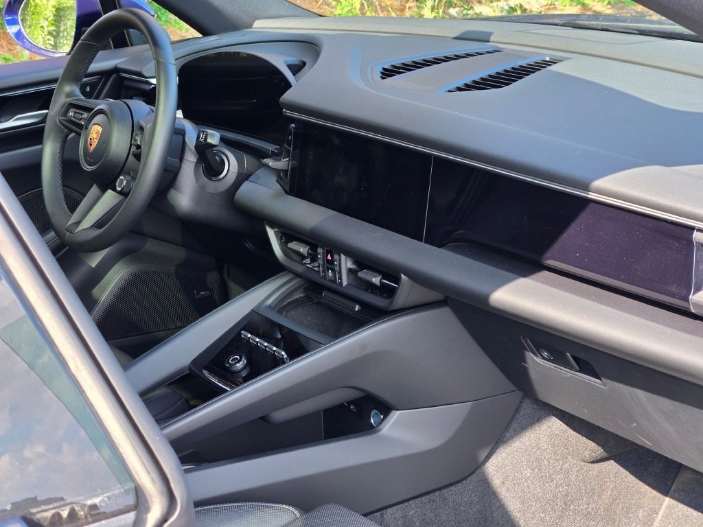 Used 2025 Porsche Macan Electric image 37