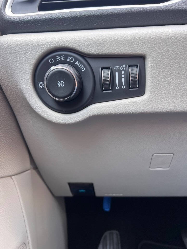 Used 2024 Chrysler Pacifica Touring-L FWD image 18