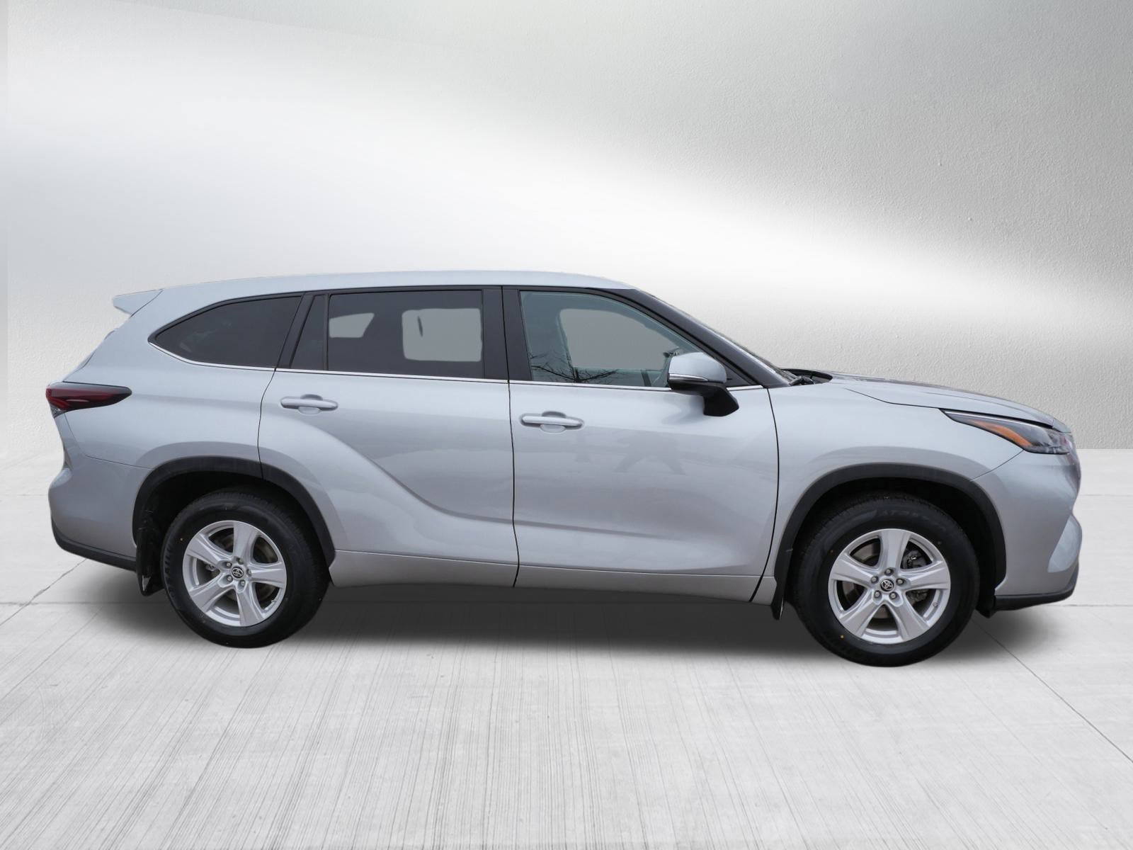 Certified 2024 Toyota Highlander LE image 9