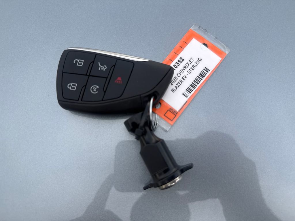 Used 2025 Chevrolet Blazer EV RS AWD/4WD image 28