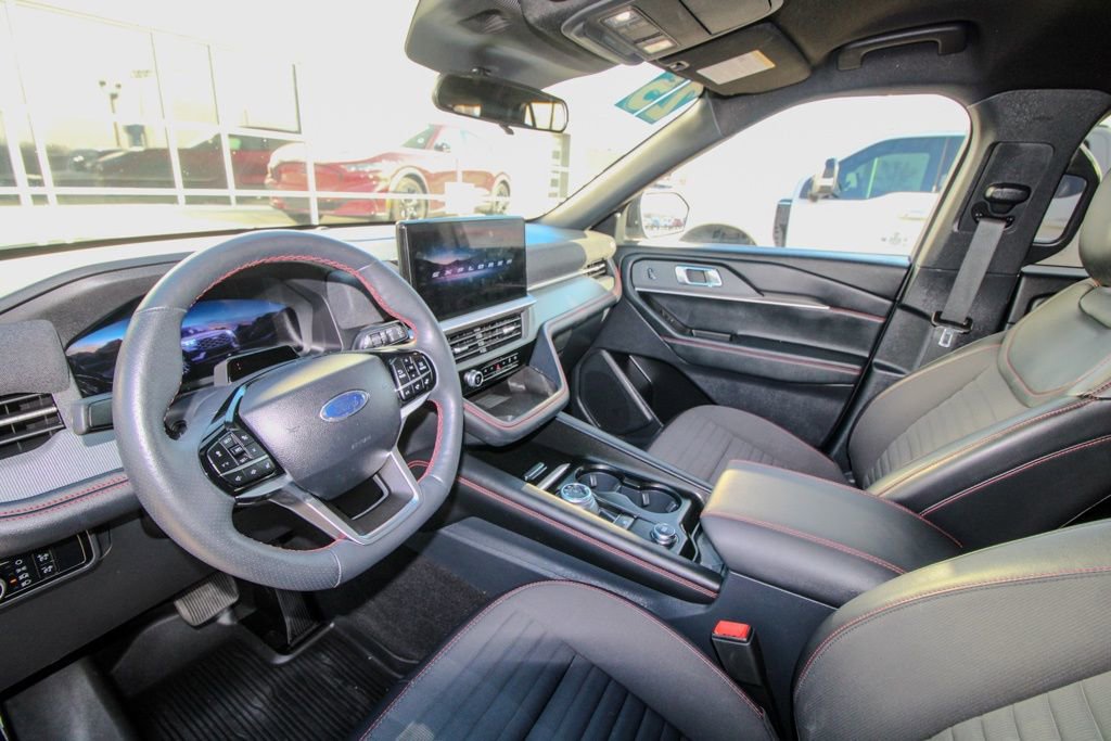 Used 2025 Ford Explorer ST-Line w/ ST-Line Street Pack image 17