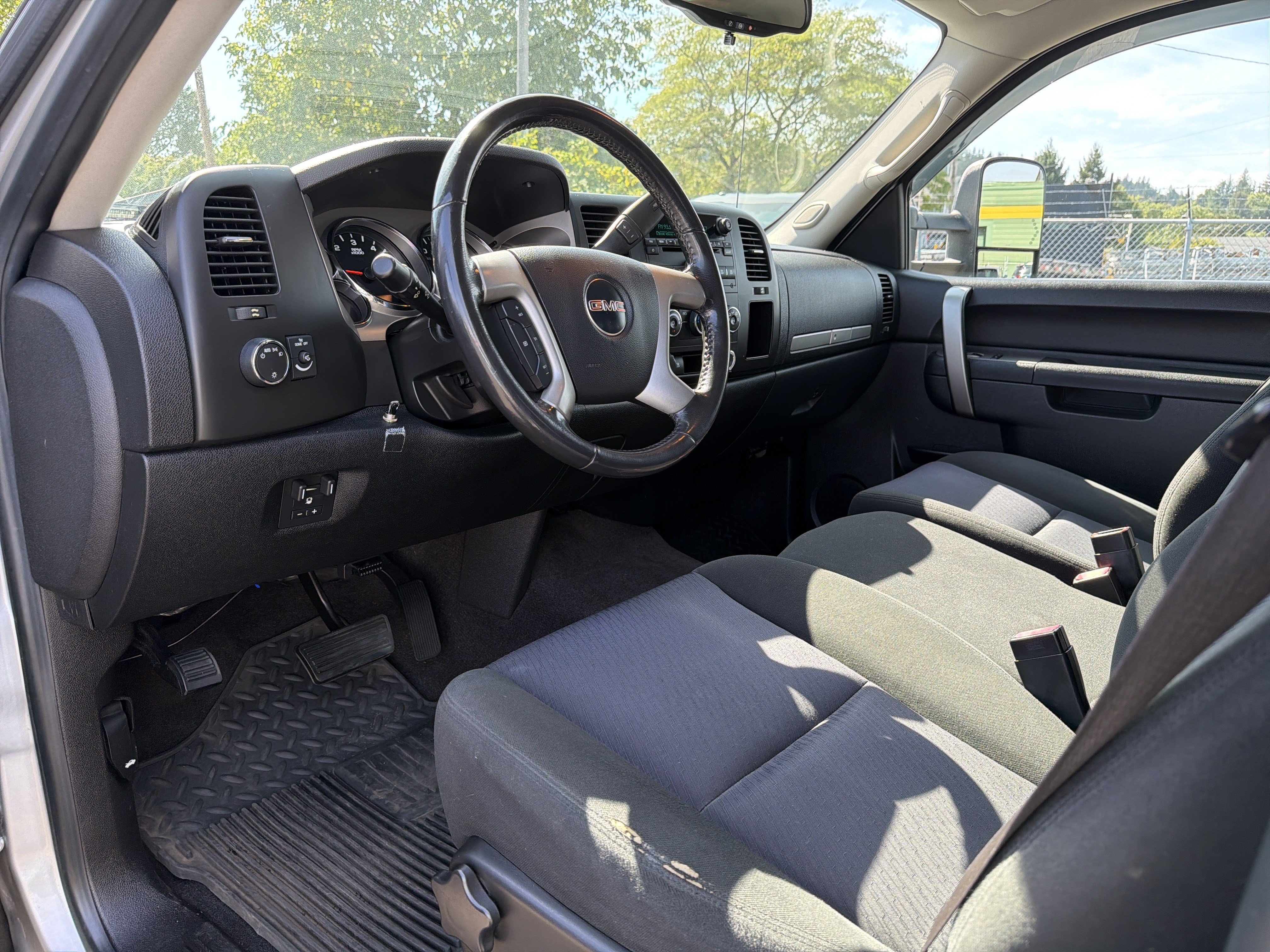 Used 2010 GMC Sierra 2500 SLE w/ Suspension Package, Off-Road RWD image 7