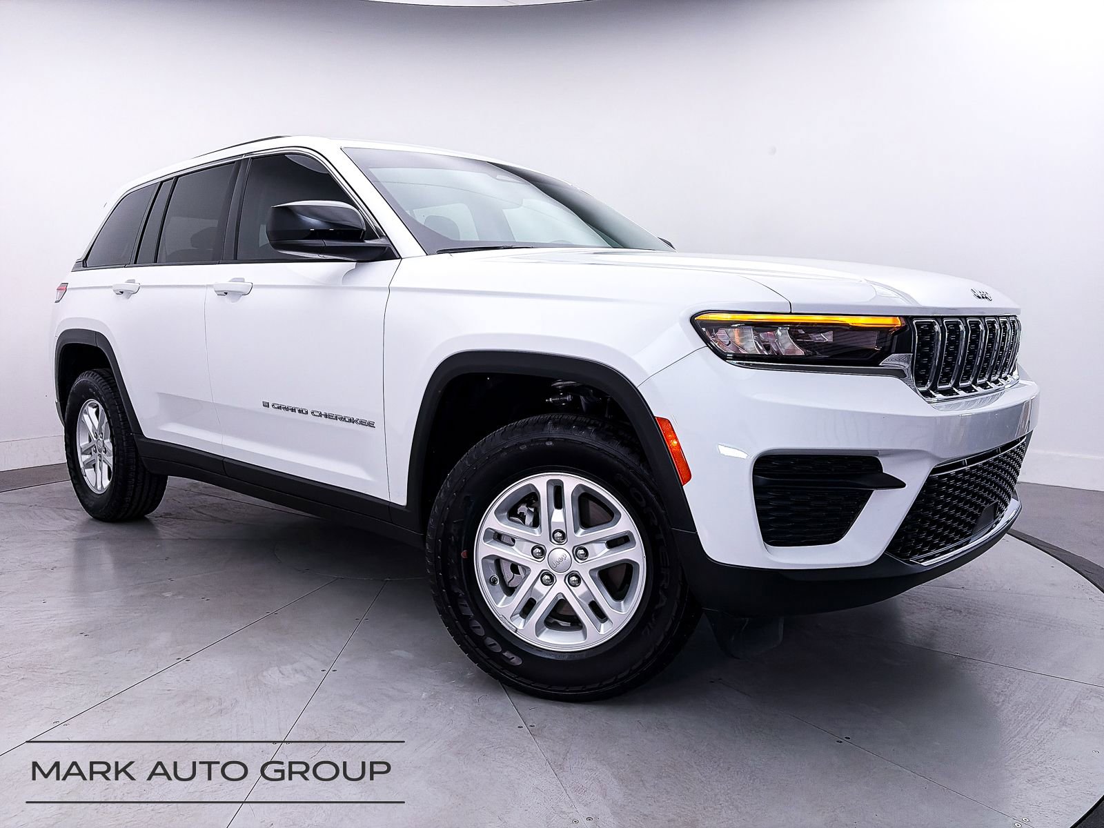 Used 2023 Jeep Grand Cherokee Laredo w/ Trailer Tow Prep Group (B) AWD/4WD image 1
