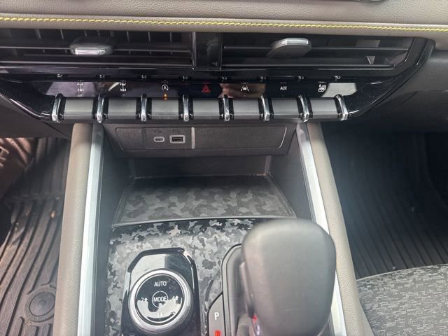 Used 2024 Chevrolet Colorado ZR2 w/ Technology Package image 18