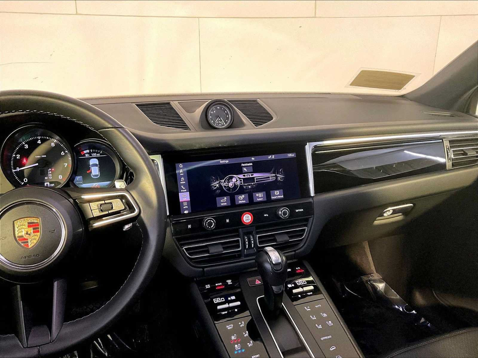 Certified 2023 Porsche Macan AWD/4WD image 16