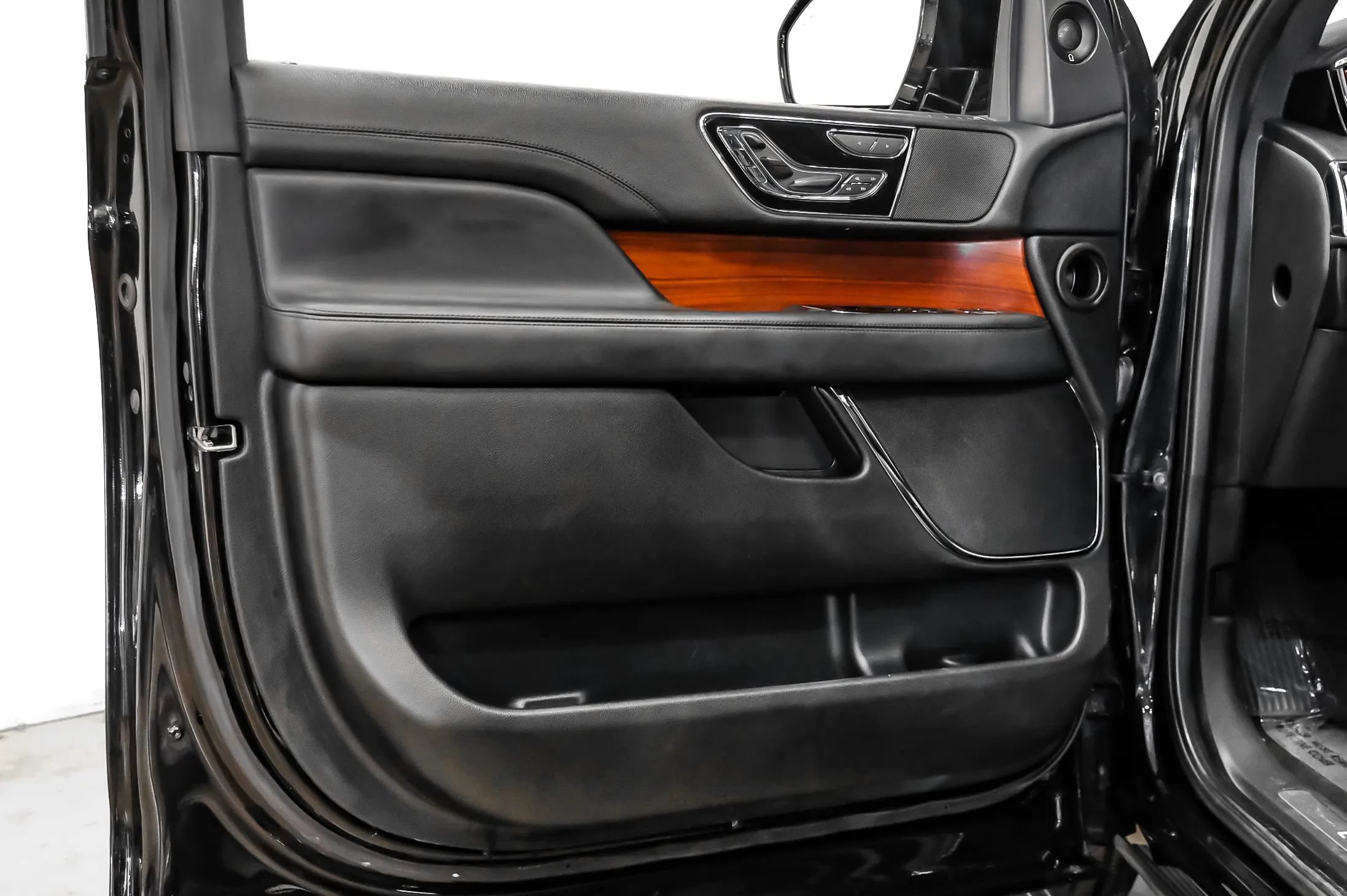 Used 2023 Lincoln Navigator L Reserve RWD image 39