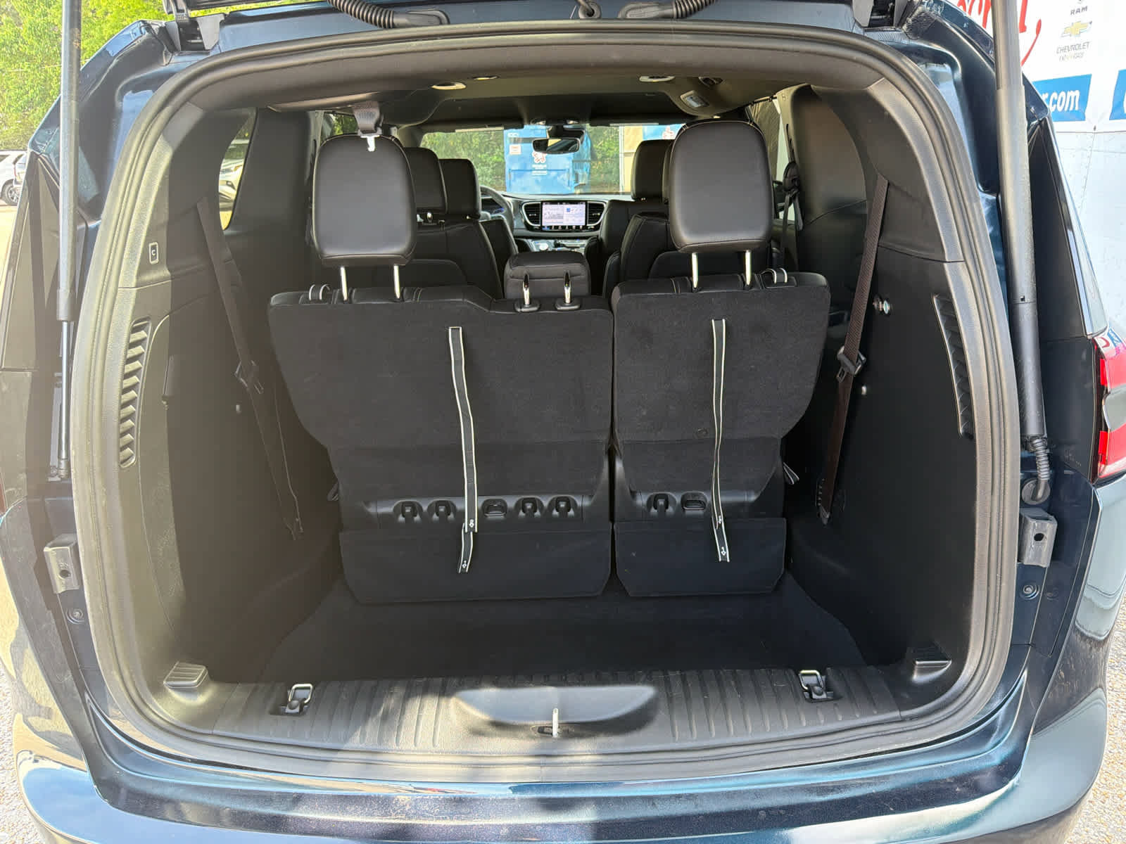 Used 2025 Chrysler Pacifica Select FWD image 16