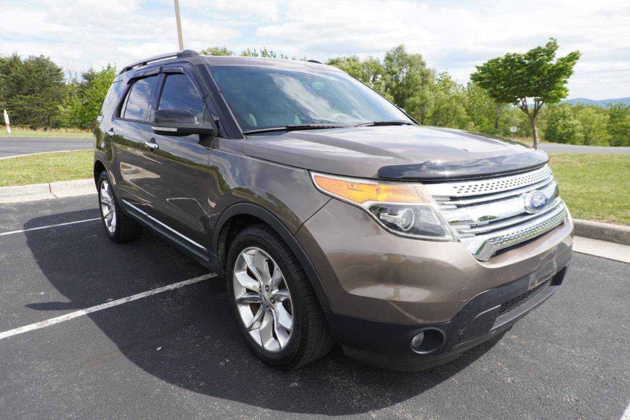 Used 2015 Ford Explorer XLT w/ Equipment Group 202B FWD image 4