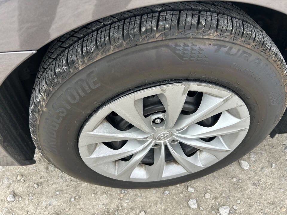 Used 2016 Toyota Camry LE image 11